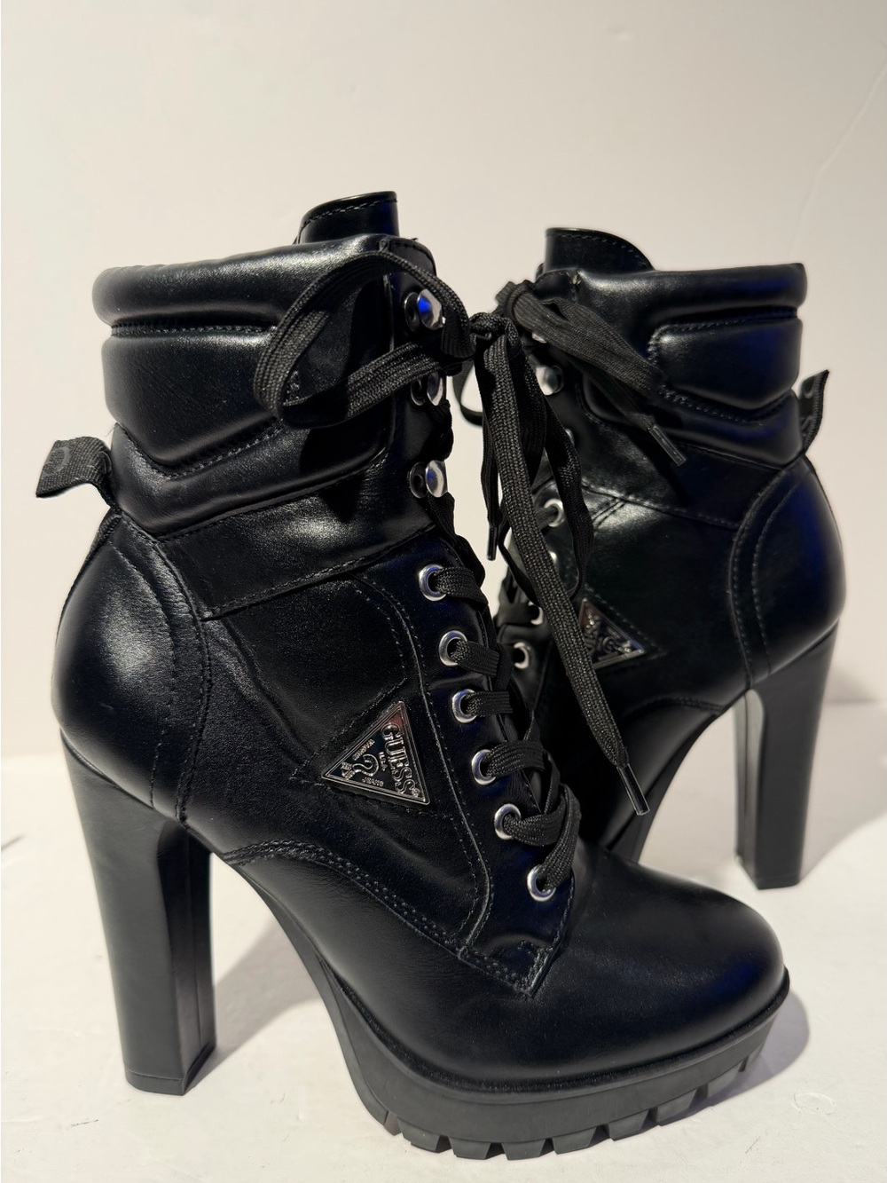 GUESS Women’s Tanisa Heeled Lace Up/Side Zip Platform Hikers Booties Size 7M.